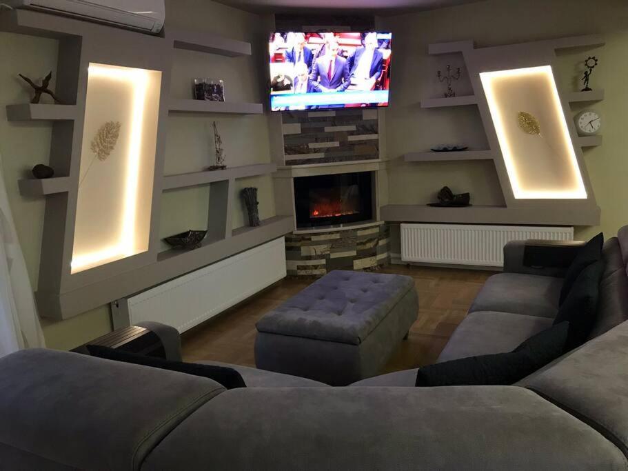 Finer Things Flisvos Beach Condo In Palaio Faliro Atene Esterno foto