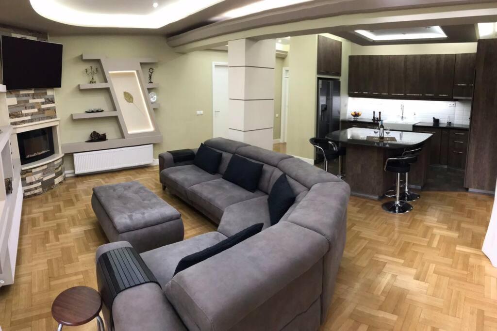 Finer Things Flisvos Beach Condo In Palaio Faliro Atene Esterno foto