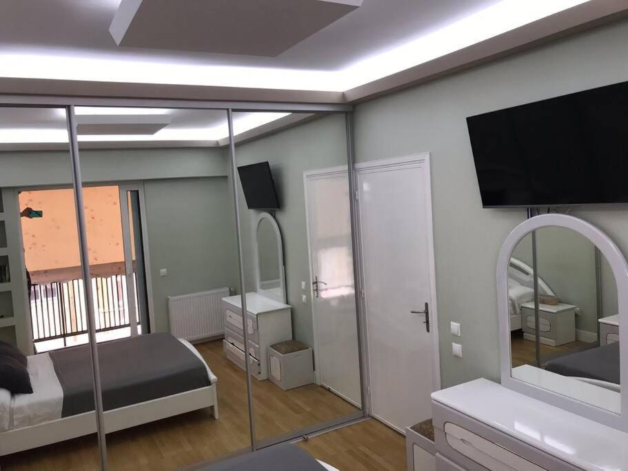 Finer Things Flisvos Beach Condo In Palaio Faliro Atene Esterno foto
