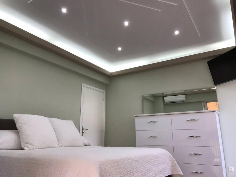 Finer Things Flisvos Beach Condo In Palaio Faliro Atene Esterno foto