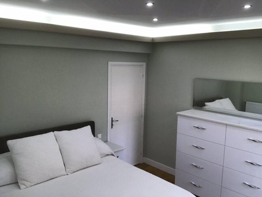 Finer Things Flisvos Beach Condo In Palaio Faliro Atene Esterno foto
