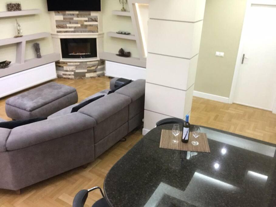 Finer Things Flisvos Beach Condo In Palaio Faliro Atene Esterno foto