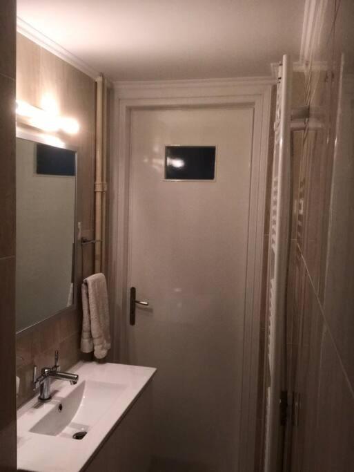 Finer Things Flisvos Beach Condo In Palaio Faliro Atene Esterno foto