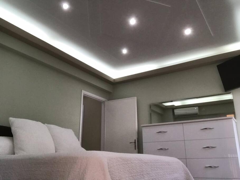Finer Things Flisvos Beach Condo In Palaio Faliro Atene Esterno foto
