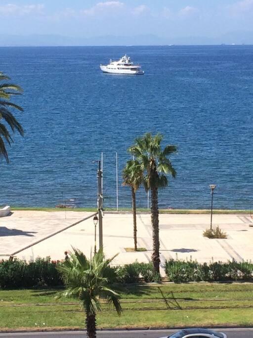 Finer Things Flisvos Beach Condo In Palaio Faliro Atene Esterno foto